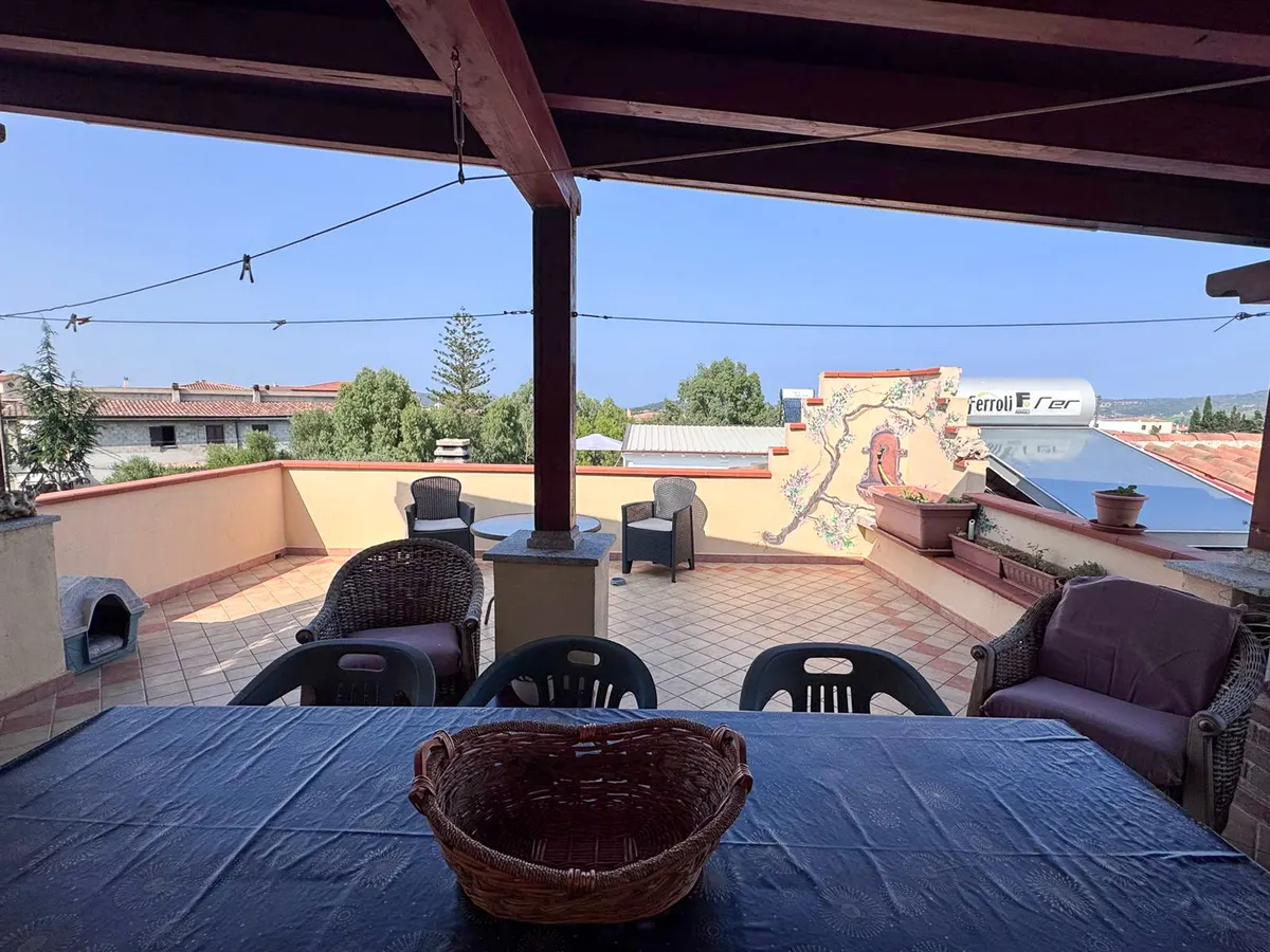 Grande appartamento con due unità e garage a Siniscola, foto 3