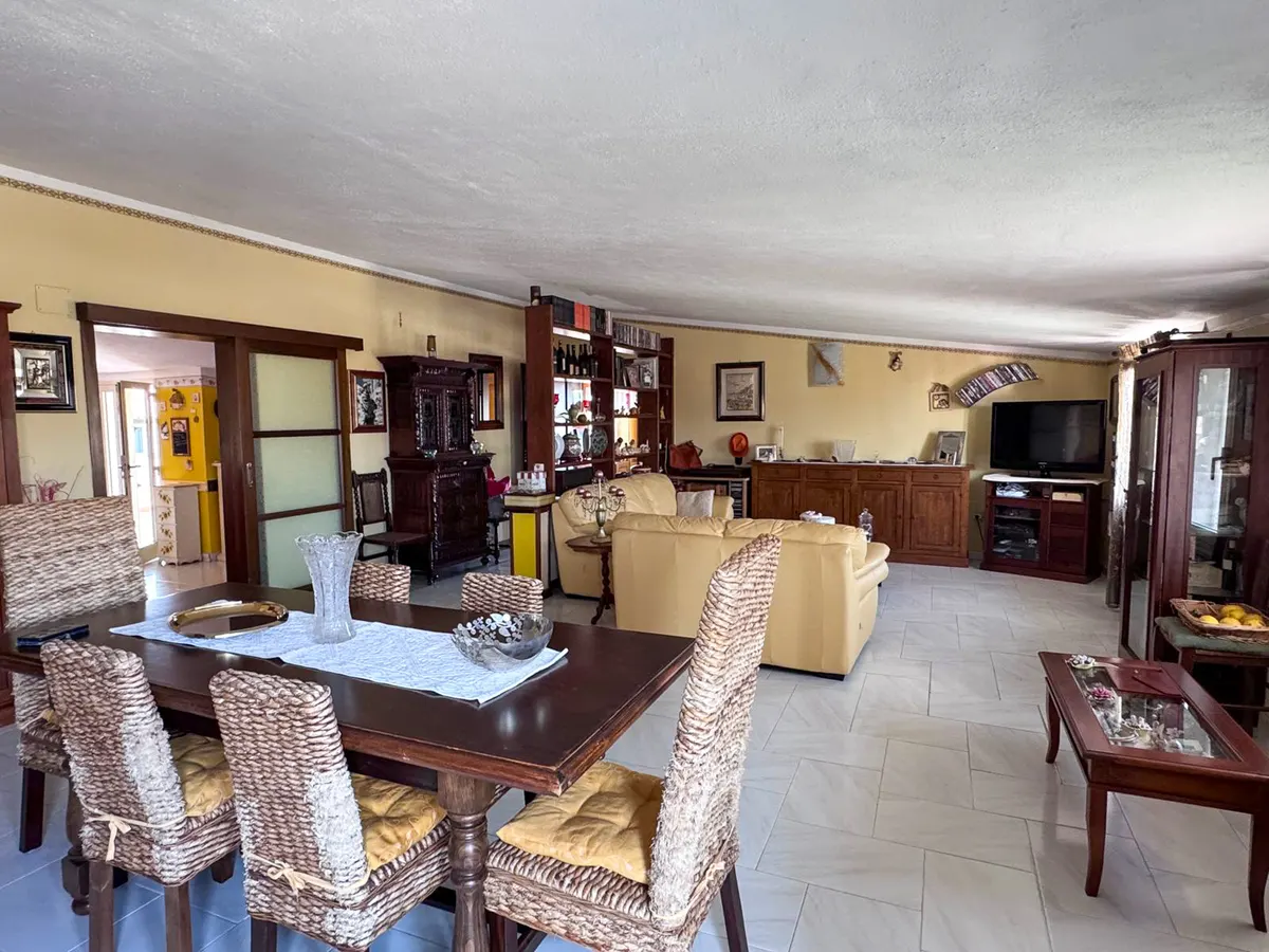 Grande appartamento con due unità e garage a Siniscola, foto 4
