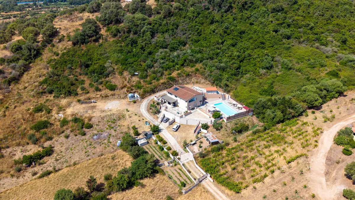 Struttura ricettiva con piscina e ampio terreno a Torpè, foto 3