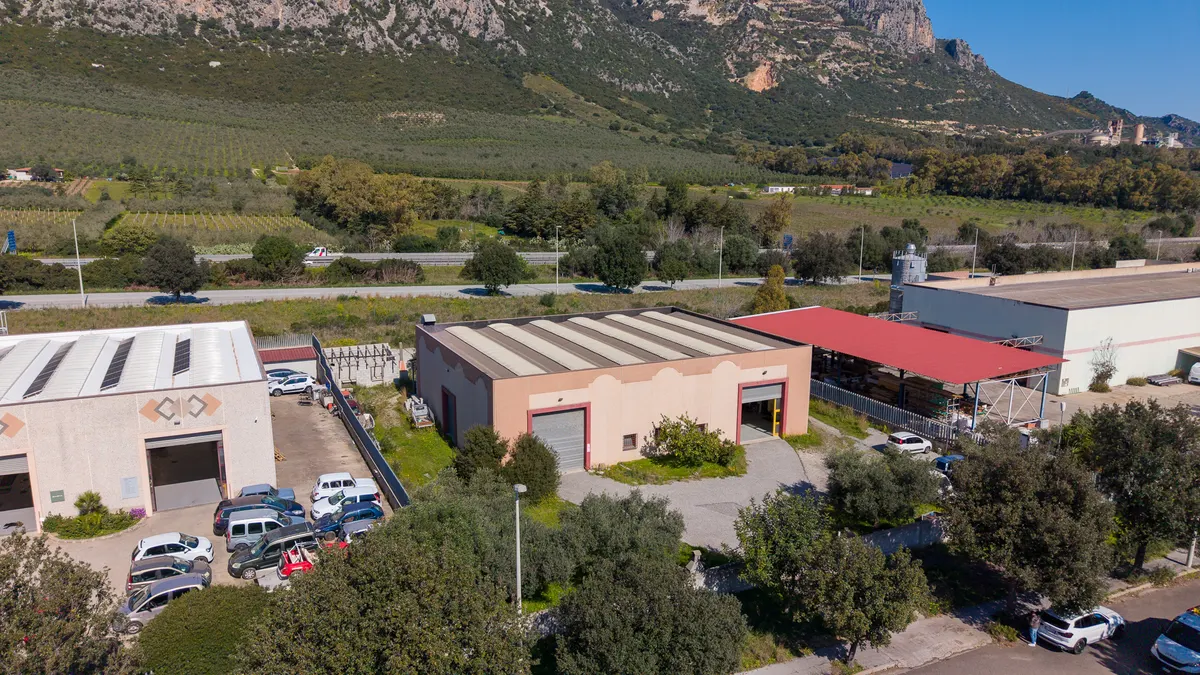 Ampio capannone industriale in affitto a Siniscola, foto 1