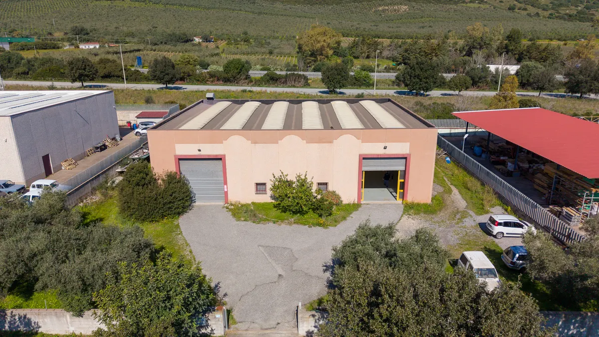 Ampio capannone industriale a Siniscola con terreno di 2000 mq, foto 1
