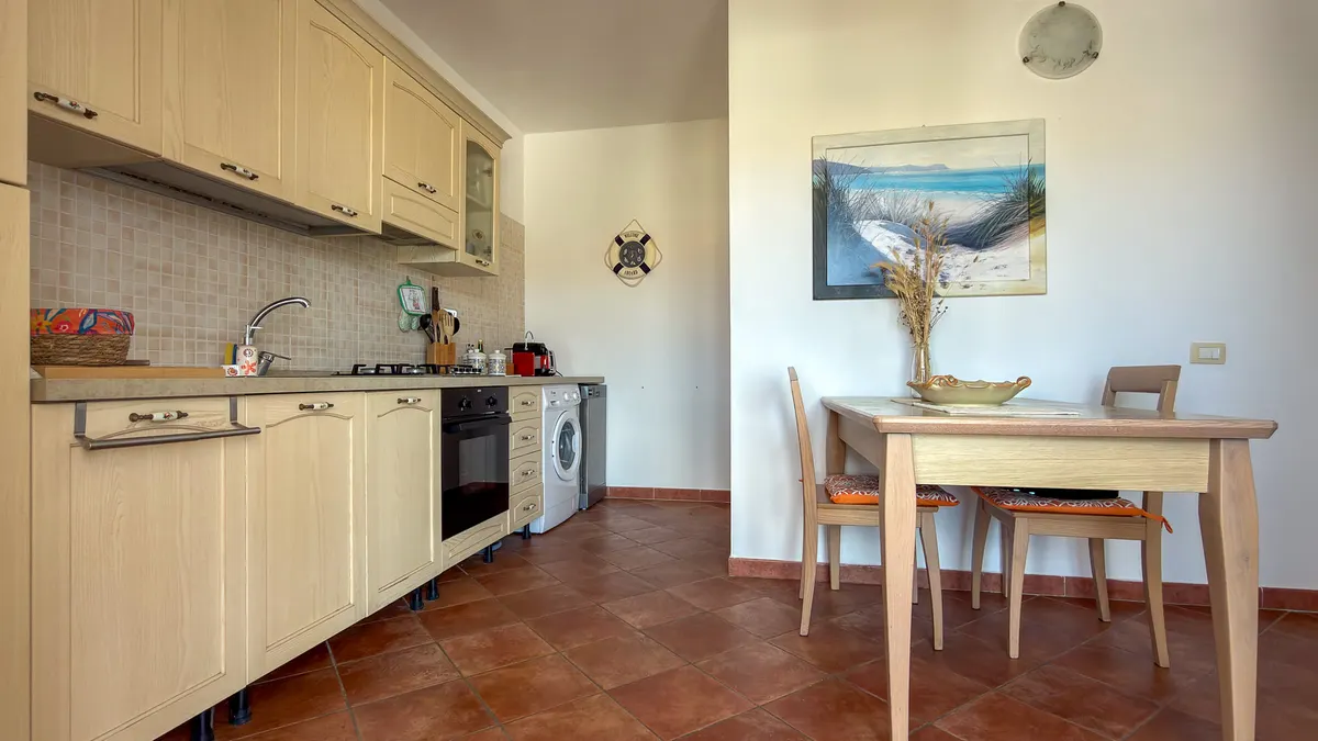 Stabile cielo-terra a Posada: appartamento con 3 camere e locale commerciale, foto 4