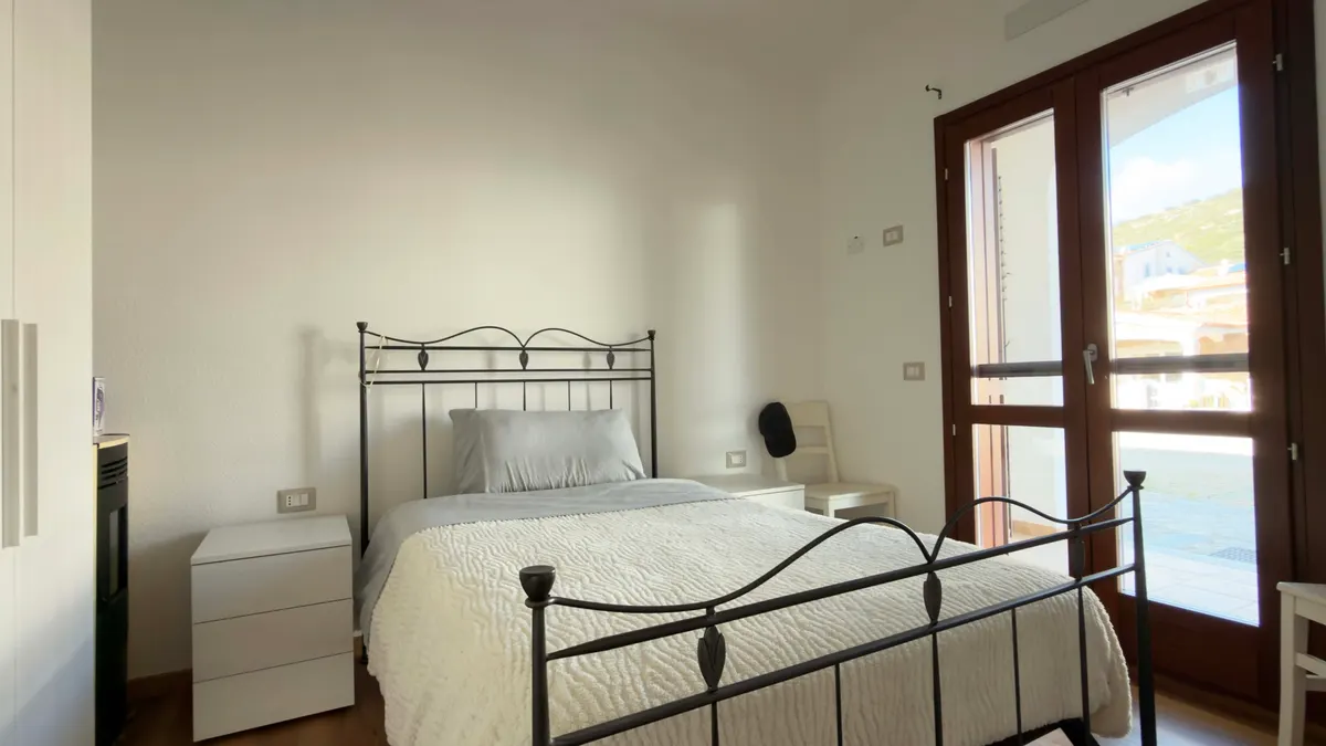 Appartamento su due livelli con veranda vista mare a La Caletta, foto 4