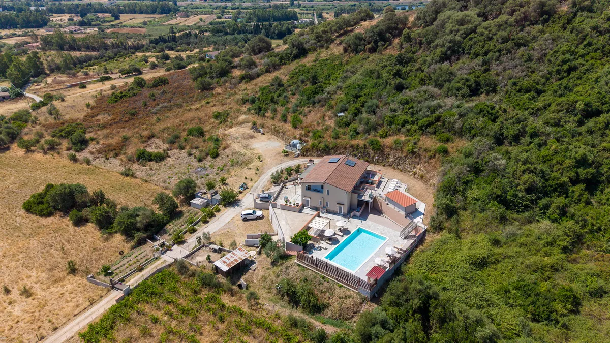 Struttura ricettiva con piscina e ampio terreno a Torpè, foto 1