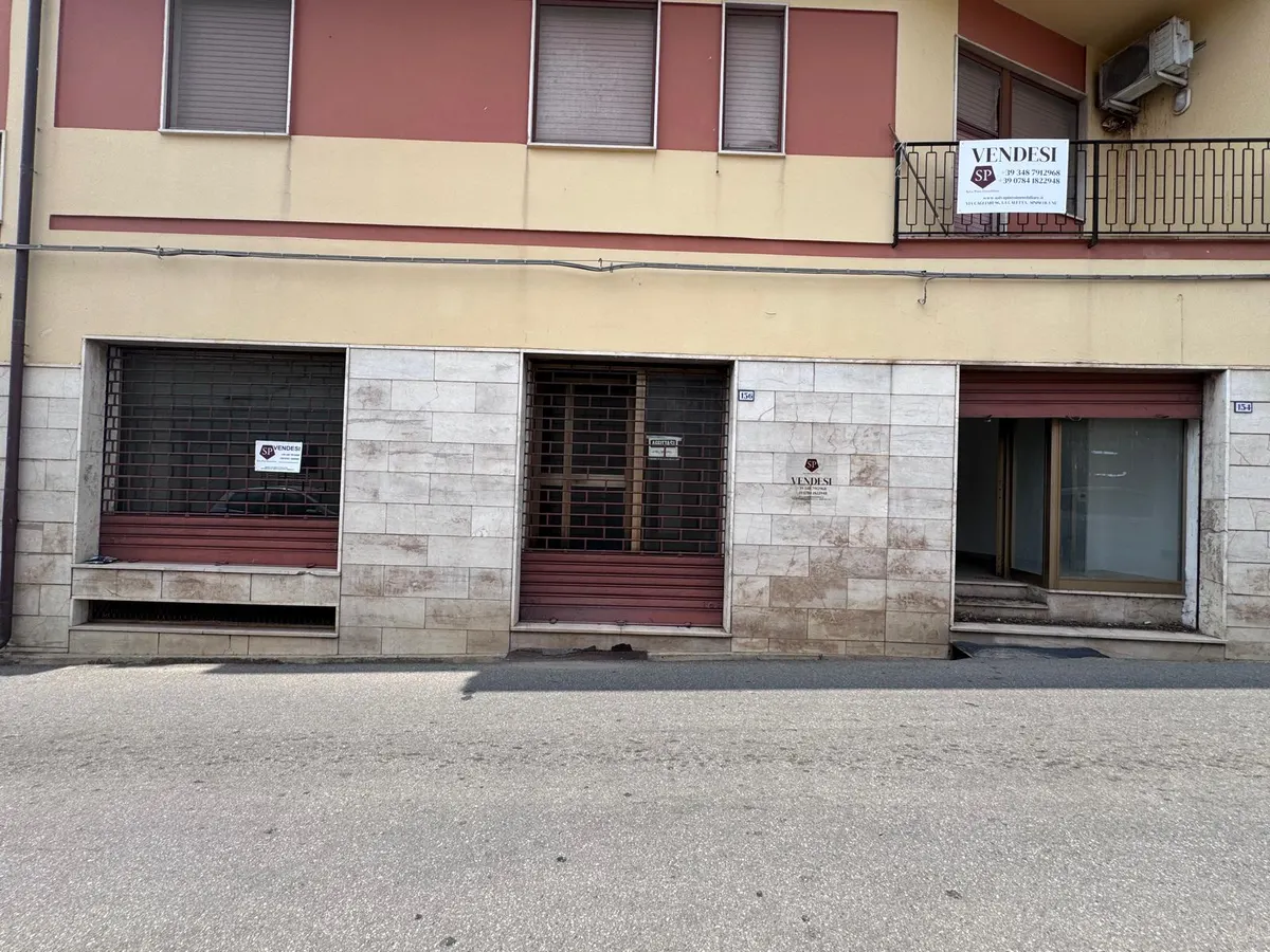 Negozio commerciale a Siniscola, Via Roma, foto 1