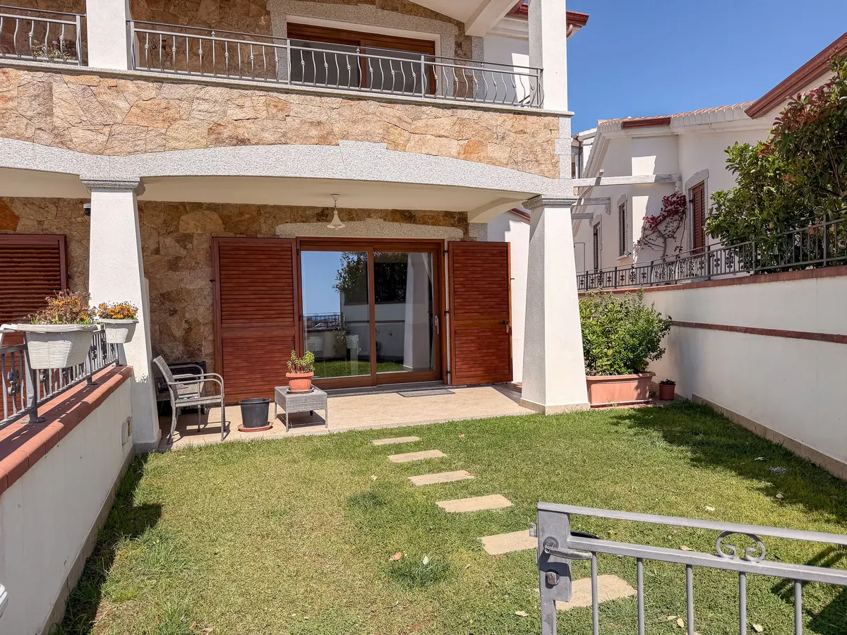 Quadrilocale con giardino e vista mare a La Caletta, foto 1