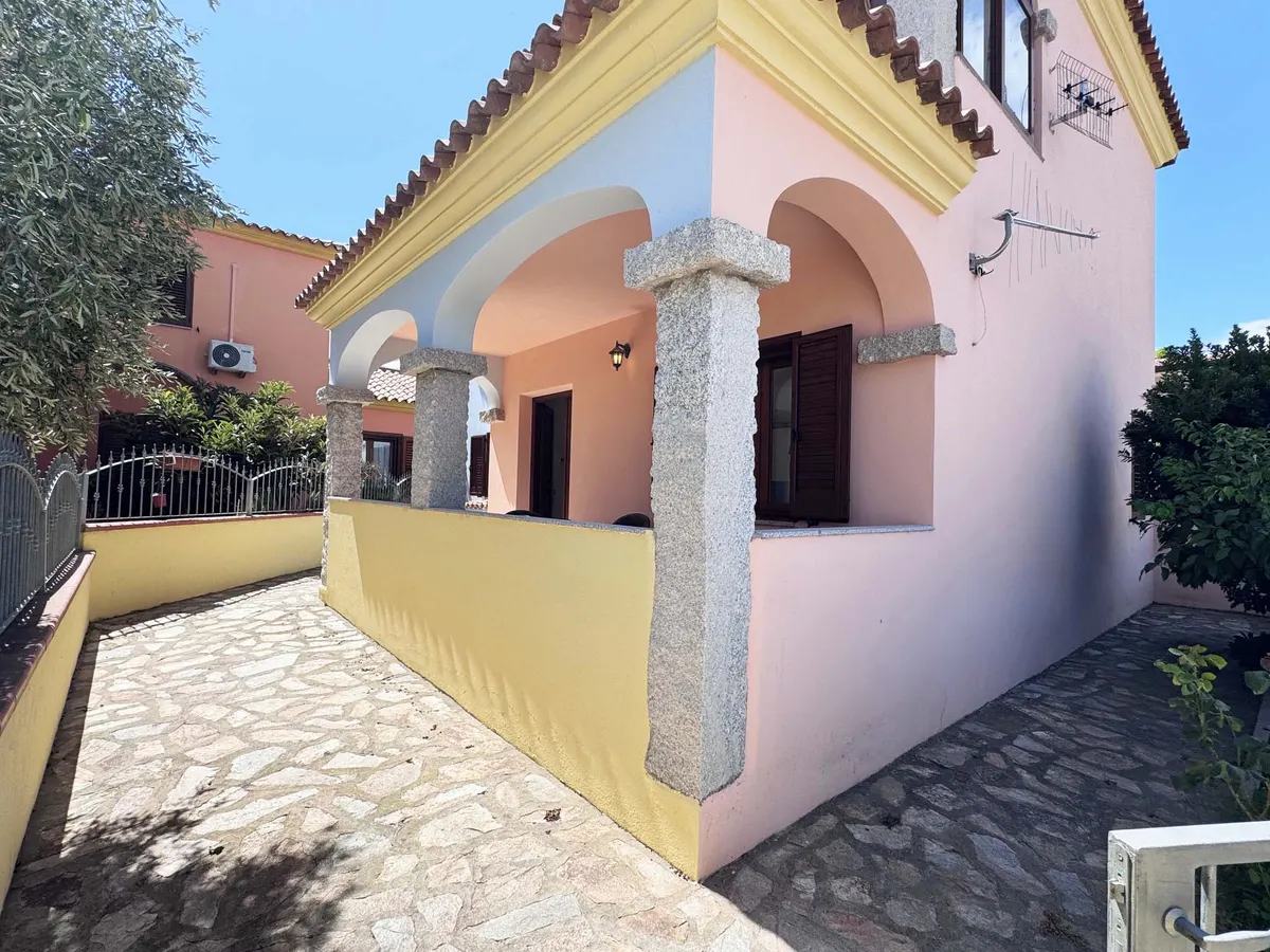 Quadrilocale con giardino a Posada, foto 1