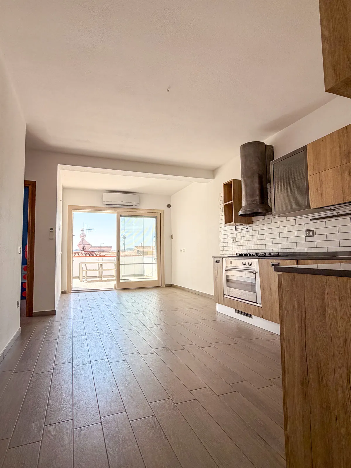 Ampio appartamento con veranda e posto auto a La Caletta, foto 3