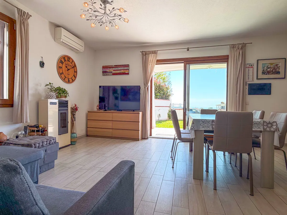 Quadrilocale con giardino e vista mare a La Caletta, foto 2