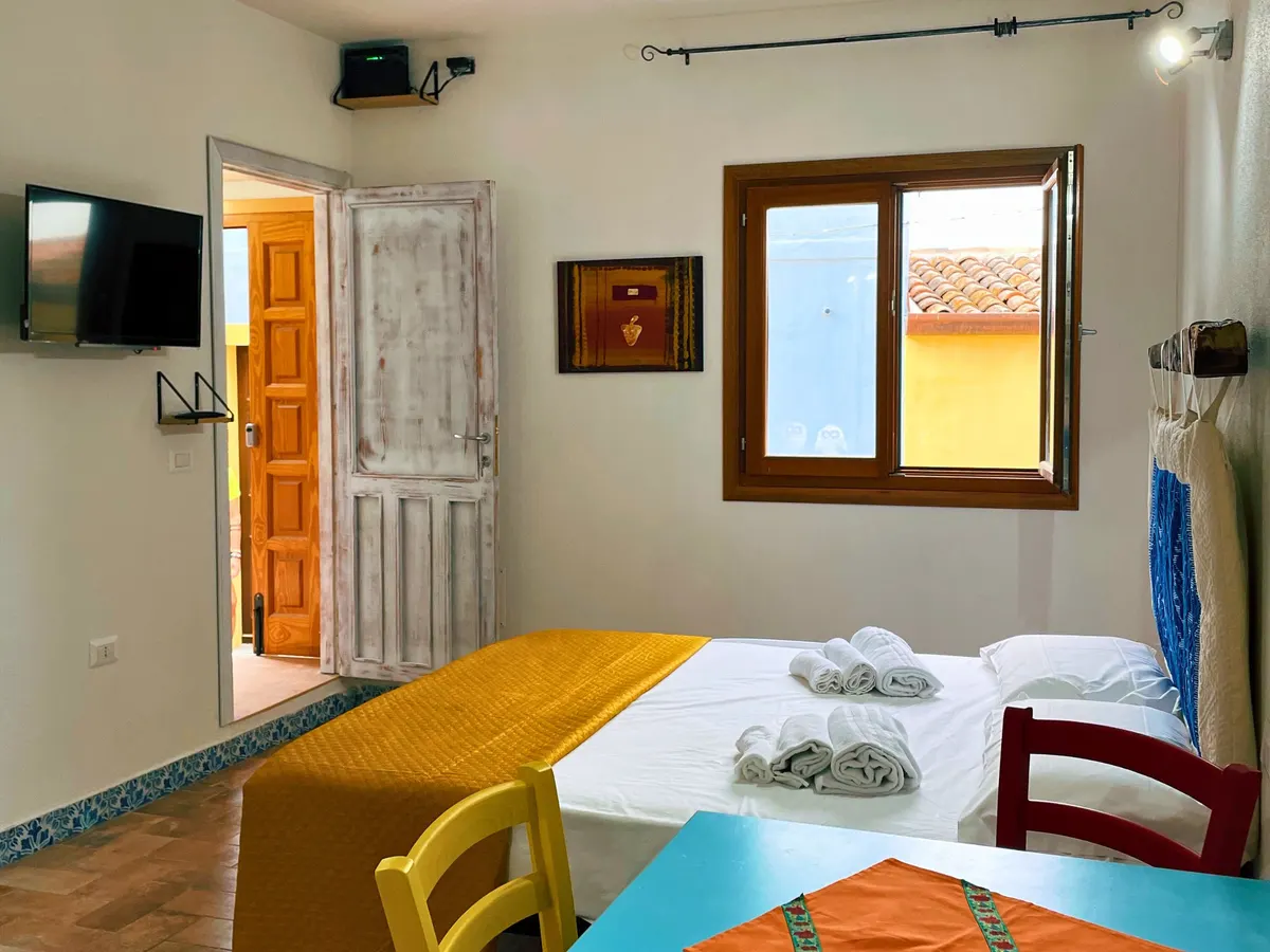 Loft Fora e Muros 5 - camera con vista mare nel centro storico di Posada, foto 4