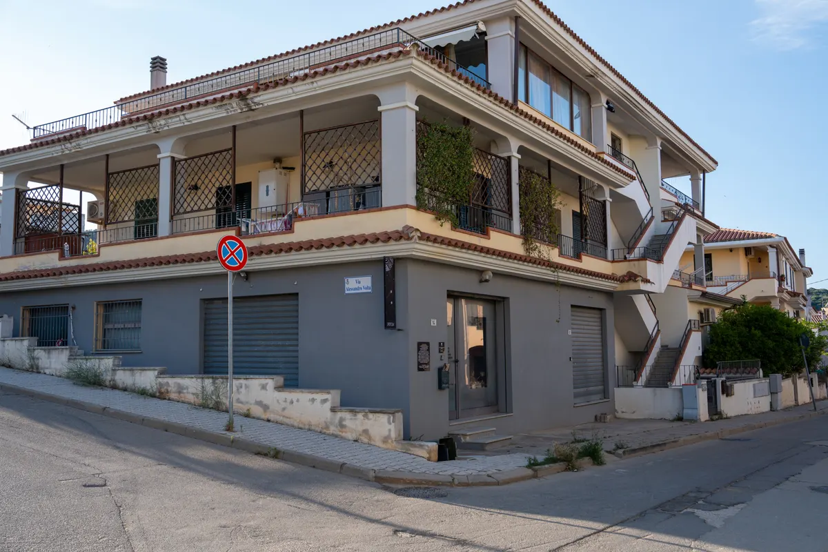 Locale commerciale in Via Sarcidano, zona Sa Sedda, foto 1