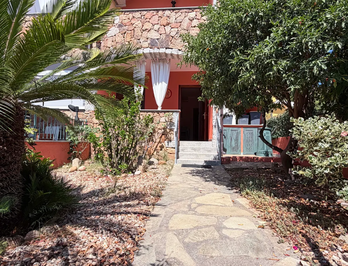 Spazioso appartamento al piano terra con giardino e posto auto, foto 1