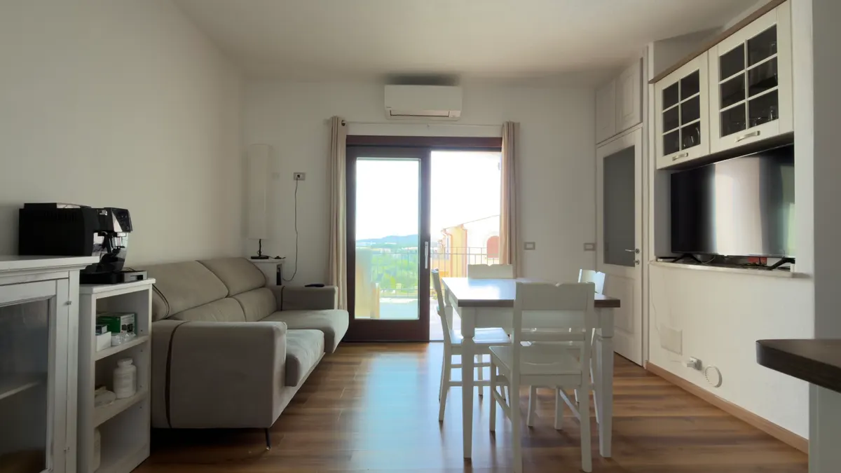 Appartamento su due livelli con veranda vista mare a La Caletta, foto 3