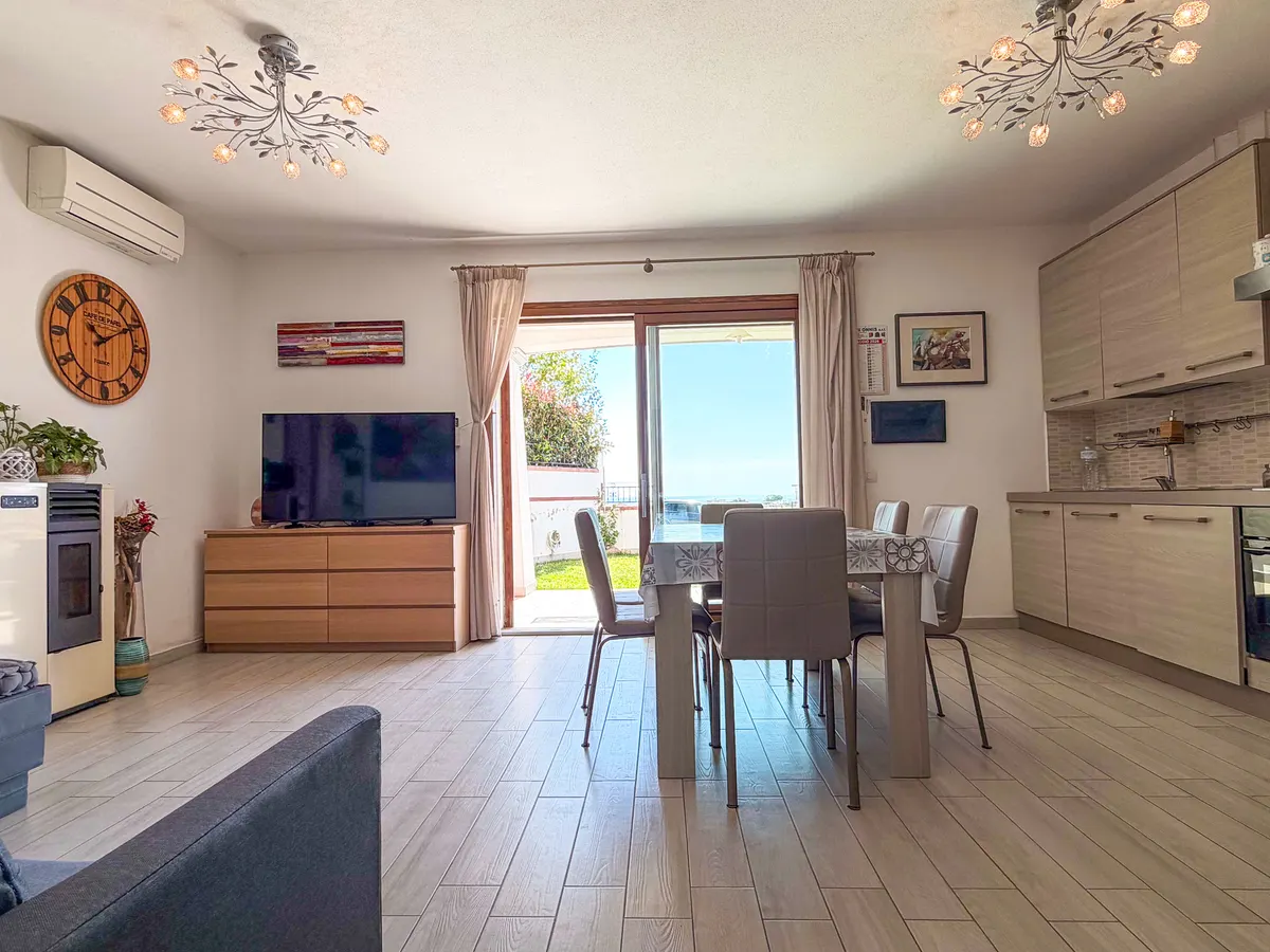 Quadrilocale con giardino e vista mare a La Caletta, foto 3