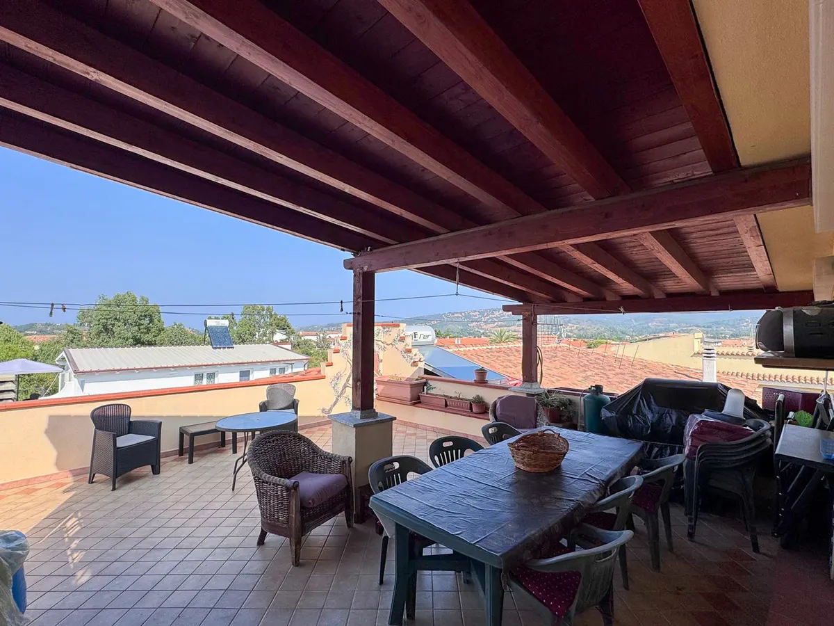 Grande appartamento con due unità e garage a Siniscola, foto 1